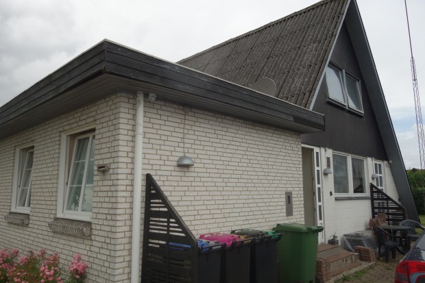 Huset fra indkørslen