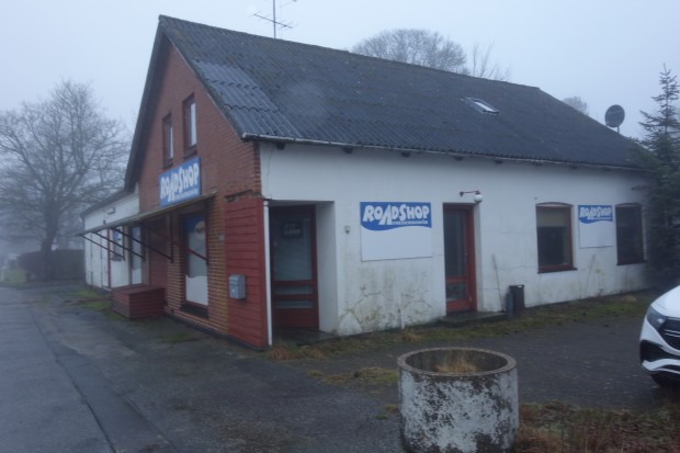 Ejendommen fra vejen