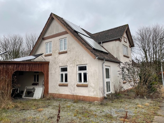 Ejendommen fra vejen