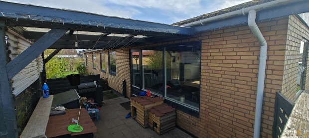 Overdækket terrasse set udefra